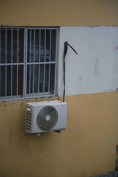 Salvador Bahia Brazil Czerwiec 2022 Pęknięty Klimatyzator Fasadzie Budynku Mieszkalnego — Zdjęcie stockowe