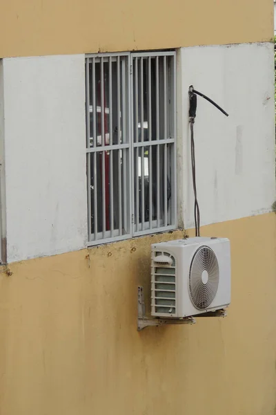 Salvador Bahia Brazil Ιουνίου 2022 Ραγισμένο Κλιματιστικό Στην Πρόσοψη Κτιρίου — Φωτογραφία Αρχείου