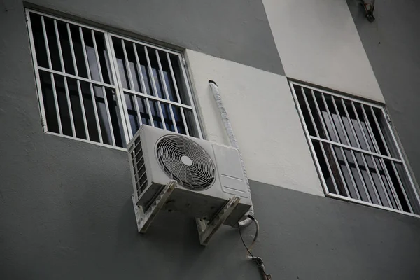 Salvador Bahia Brazília 2022 Június Törött Légkondicionáló Egy Lakóépület Homlokzatán — Stock Fotó