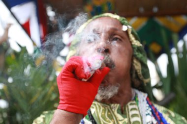 Salvador, Bahia, Brezilya - 2 Temmuz 2022: Bahia 'nın Salvador' daki bağımsızlığında Dois de Julho kutlamaları sırasında puro içen adam.