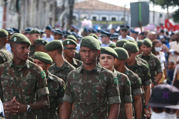 Soldado Feminino Do Exército Brasileiro Desfilando No Dia Da