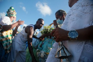 Salvador, Bahia, Brezilya - 2 Şubat 2022: Afrikalı Matriaz dindarları ve destekçileri Salvador şehrindeki orixa Yemanja 'ya saygılarını sundular..