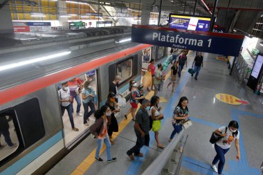 Salvador, Bahia, Brezilya - 30 Haziran 2022: Salvador 'daki metro istasyonunda tren bekleyen yolcular.