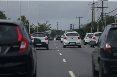 Salvador, Bahia, Brezilya - 27 Haziran 2022: Salvador şehrinde Avinda Luiz Viana boyunca seyahat eden araçlar.