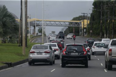 Salvador, Bahia, Brezilya - 27 Haziran 2022: Salvador şehrinde Avinda Luiz Viana boyunca seyahat eden araçlar.
