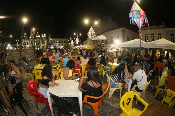 2022年6月26日 在萨尔瓦多历史中心佩鲁里尼奥为纪念圣若奥而举行的派对上 酒吧里的人 — 图库照片