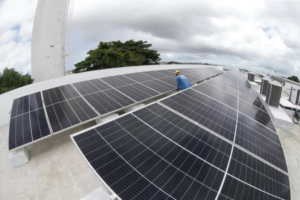 Salvador Bahia Brazílie Června 2022 Pracovník Solárními Panely Střeše Veřejné — Stock fotografie