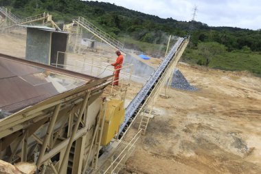 İlheus, Bahia, Brezilya - 23 Mayıs 2022: Ilheus şehrindeki bir inşaat alanında çakıl üretimi için taş ezme makinesi.