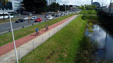Salvador, Bahia, Brezilya - 31 Ocak 2022: Salvador şehrinde bisiklet yolunda bisiklet süren bisikletçi Luiz Viana - Paralela.