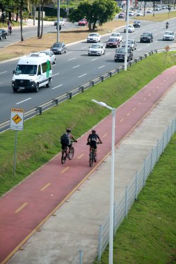 Salvador, Bahia, Brezilya - 31 Ocak 2022: Salvador şehrinde bisiklet yolunda bisiklet süren bisikletçi Luiz Viana - Paralela.