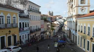 Salvador, Bahia, Brezilya - 25 Ocak 2022: Pelourinho 'daki eski evlerin manzarası, Salvador Tarihi Merkezi.