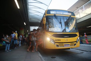 Salvador, Bahia, Brezilya - 27 Ocak 2022: Salvador 'daki Lapa istasyonunda bekleyenler