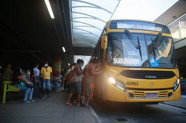 Salvador, Bahia, Brezilya - 27 Ocak 2022: Salvador 'daki Lapa istasyonunda bekleyenler