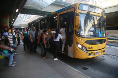 Salvador, Bahia, Brezilya - 27 Ocak 2022: Salvador 'daki Lapa istasyonunda bekleyenler
