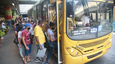 Salvador, Bahia, Brezilya - 27 Ocak 2022: Salvador 'daki Lapa istasyonunda bekleyenler
