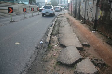 Salvador, Bahia, Brezilya - 19 Temmuz 2022: Salvador 'da bir caddenin zemininde hasar görmüş yaya kaldırımı.