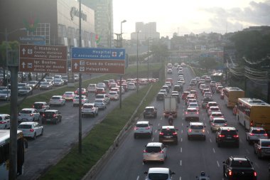 Salvador, Bahia, Brezilya - 19 Temmuz 2022: Salvador şehir merkezindeki bir caddede araç trafiği.