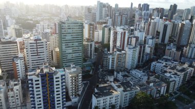 Salvador, Bahia, Brezilya - 19 Temmuz 2022: vista aerea de edificios residencias no bairro da Pituba na cidade de Salvador.
