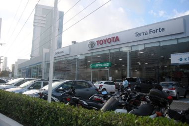 Salvador, Bahia, Brezilya - 19 Temmuz 2022: Salvador 'daki bir Toyota imalat şirketinin ön cephesi.