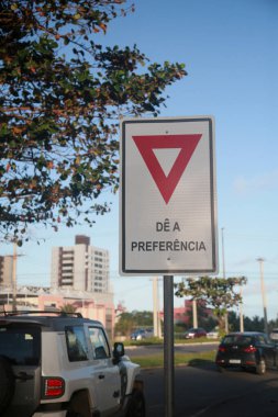 Salvador, Bahia, Brezilya - 19 Temmuz 2022: trafik işaretleri Salvador şehrinde bir caddede tercihinizi belirtiyor