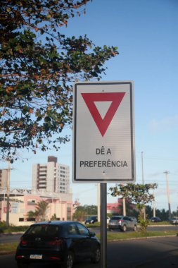 Salvador, Bahia, Brezilya - 19 Temmuz 2022: trafik işaretleri Salvador şehrinde bir caddede tercihinizi belirtiyor