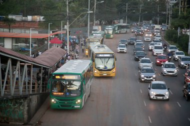 Salvador, Bahia, Brezilya - 19 Temmuz 2022: Salvador şehrinde bir toplu taşıma otobüsü bekleyen yolcular