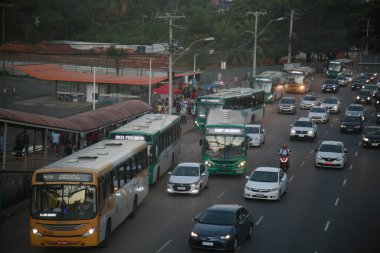 Salvador, Bahia, Brezilya - 19 Temmuz 2022: Salvador şehrinde bir toplu taşıma otobüsü bekleyen yolcular