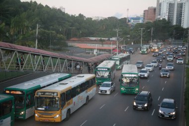 Salvador, Bahia, Brezilya - 19 Temmuz 2022: Salvador şehrinde bir toplu taşıma otobüsü bekleyen yolcular