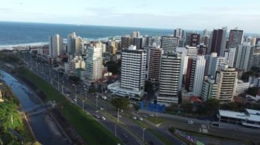 Salvador, Bahia, Brezilya - 19 Temmuz 2022: Salvador 'daki Pituba semtindeki yerleşim yerlerinin havadan görünüşü.