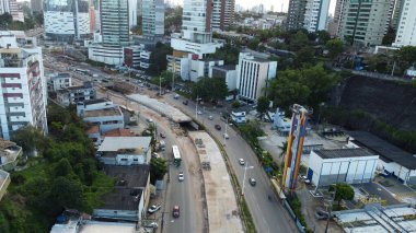 Salvador, Bahia, Brezilya - 29 Temmuz 2022: Salvador 'daki Lucaia Kanal Bölgesi' ndeki BRT taşıma sisteminin özel şeridi şantiyesinin manzarası.