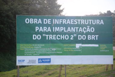 Salvador, Bahia, Brezilya - 29 Temmuz 2022: Salvador 'daki Lucaia Kanal Bölgesi' ndeki BRT ulaşım sisteminin özel şeridinin şantiyesinde iletişim reklam panosu.