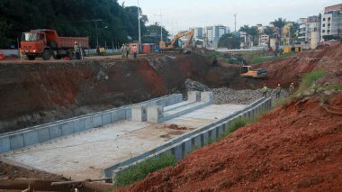 Salvador, Bahia, Brezilya - 29 Temmuz 2022: Salvador 'daki Lucaia Kanal Bölgesi' nde BRT taşımacılık sistemi için özel kanalizasyon boru hattı inşaatı.