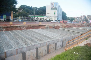 Salvador, Bahia, Brezilya - 29 Temmuz 2022: Salvador 'daki Lucaia Kanal Bölgesi' nde BRT taşımacılık sistemi için özel kanalizasyon boru hattı inşaatı.