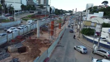 Salvador, Bahia, Brezilya - 29 Temmuz 2022: Salvador 'daki Lucaia Kanal Bölgesi' ndeki BRT taşıma sisteminin özel şeridi şantiyesinin manzarası.