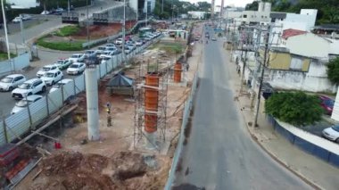 Salvador, Bahia, Brezilya - 29 Temmuz 2022: Salvador 'daki Lucaia Kanal Bölgesi' ndeki BRT taşıma sisteminin özel şeridi şantiyesinin manzarası.