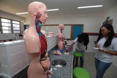 Santana, Bahia, Brezilya - 13 Eylül 2022: Santana şehrinde tam zamanlı bir devlet okulu laboratuvarı.