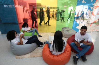 Santana, Bahia, Brezilya - 13 Eylül 2022: Santana 'da tam zamanlı bir devlet okulunun kütüphanesi.