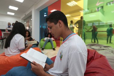 Santana, Bahia, Brezilya - 13 Eylül 2022: Santana 'da tam zamanlı bir devlet okulunun kütüphanesi.