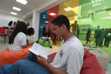 Santana, Bahia, Brezilya - 13 Eylül 2022: Santana 'da tam zamanlı bir devlet okulunun kütüphanesi.