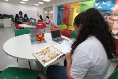 Santana, Bahia, Brezilya - 13 Eylül 2022: Santana 'da tam zamanlı bir devlet okulunun kütüphanesi.