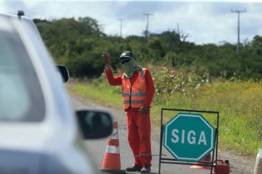 Serra preta, bahia, brezil- 13 Eylül 2022: Serra Preta şehrindeki BA 052 karayolu şeridini geri alan işçiler.