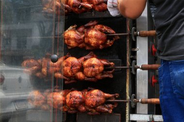 Salvador, Bahia, Brezilya - 17 Eylül 2022 Salvador 'da bir sokak restoranında kızarmış tavuk.