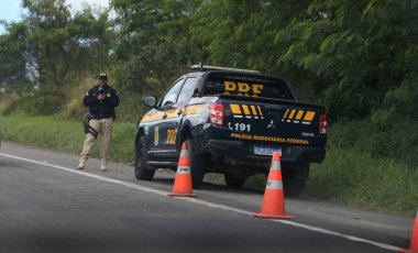 Salvador, Bahia, Brezilya - 14 Eylül 2022: Federal Otoyol Polis Ajanı Salvador 'daki BR 324 karayolunda teftiş yapıyor..