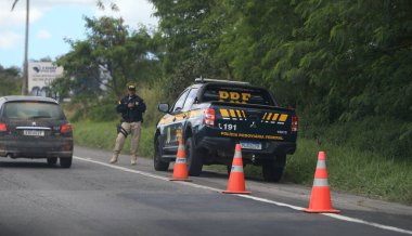 Salvador, Bahia, Brezilya - 14 Eylül 2022: Federal Otoyol Polis Ajanı Salvador 'daki BR 324 karayolunda teftiş yapıyor..