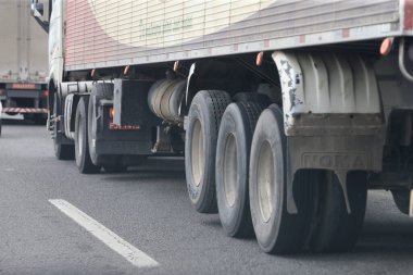 Amelia Rodrigues, Bahia, Brezilya - 14 Eylül 2022: Amelia Rodrigues bölgesindeki BR 324 federal otoyolunda araç trafiği