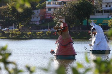 Salvador, Bahia, Brezilya - 29 Eylül 2022: Orixa 'nın heykelleri - Afrika madde dinlerinin varlığı - Salvador' daki Dique do Tororo gölünde ortaya çıktı. Sanatçı Tati Moreno tarafından yapılan çalışmalar.