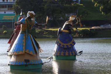Salvador, Bahia, Brezilya - 29 Eylül 2022: Orixa 'nın heykelleri - Afrika madde dinlerinin varlığı - Salvador' daki Dique do Tororo gölünde ortaya çıktı. Sanatçı Tati Moreno tarafından yapılan çalışmalar.