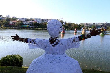 Salvador, Bahia, Brezilya - 29 Eylül 2022: Orixa 'nın heykelleri - Afrika madde dinlerinin varlığı - Salvador' daki Dique do Tororo gölünde ortaya çıktı. Sanatçı Tati Moreno tarafından yapılan çalışmalar.