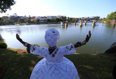Salvador, Bahia, Brezilya - 29 Eylül 2022: Orixa 'nın heykelleri - Afrika madde dinlerinin varlığı - Salvador' daki Dique do Tororo gölünde ortaya çıktı. Sanatçı Tati Moreno tarafından yapılan çalışmalar.