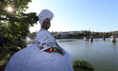 Salvador, Bahia, Brezilya - 29 Eylül 2022: Orixa 'nın heykelleri - Afrika madde dinlerinin varlığı - Salvador' daki Dique do Tororo gölünde ortaya çıktı. Sanatçı Tati Moreno tarafından yapılan çalışmalar.